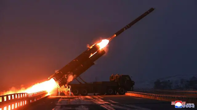 Un misil de crucero estratégico de largo alcance es disparado en la oscuridad durante un ejercicio militar de Corea del Norte en diciembre de 2025.