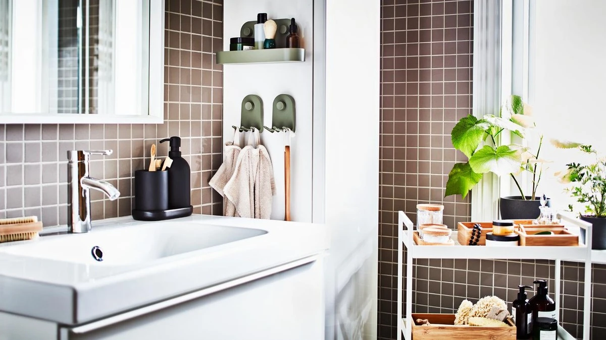 Baño pequeño ordenado: la estantería VESKEN de IKEA de 15€ optimiza huecos de 20cm - image 1