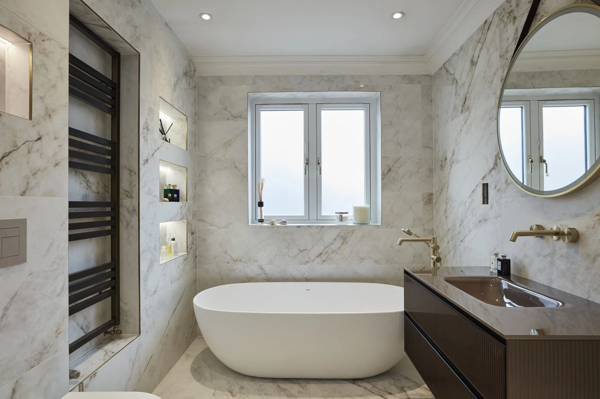 Baño pequeño y anticuado: el secreto de Lisa Checo y OOAK Design Studio - image 1