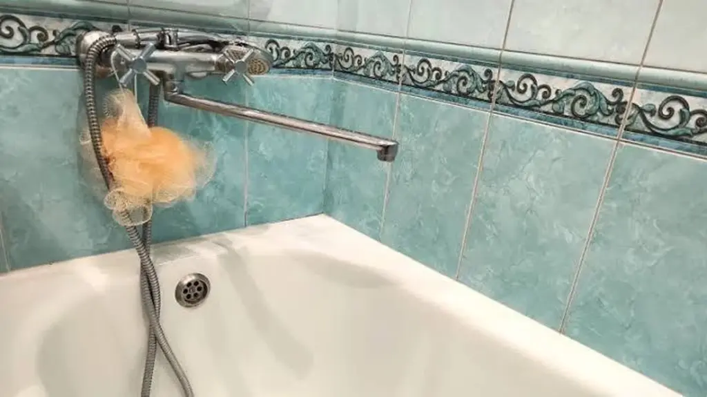 Baños sin moho: Microcemento y Gres porcelánico de gran formato eliminan las juntas
