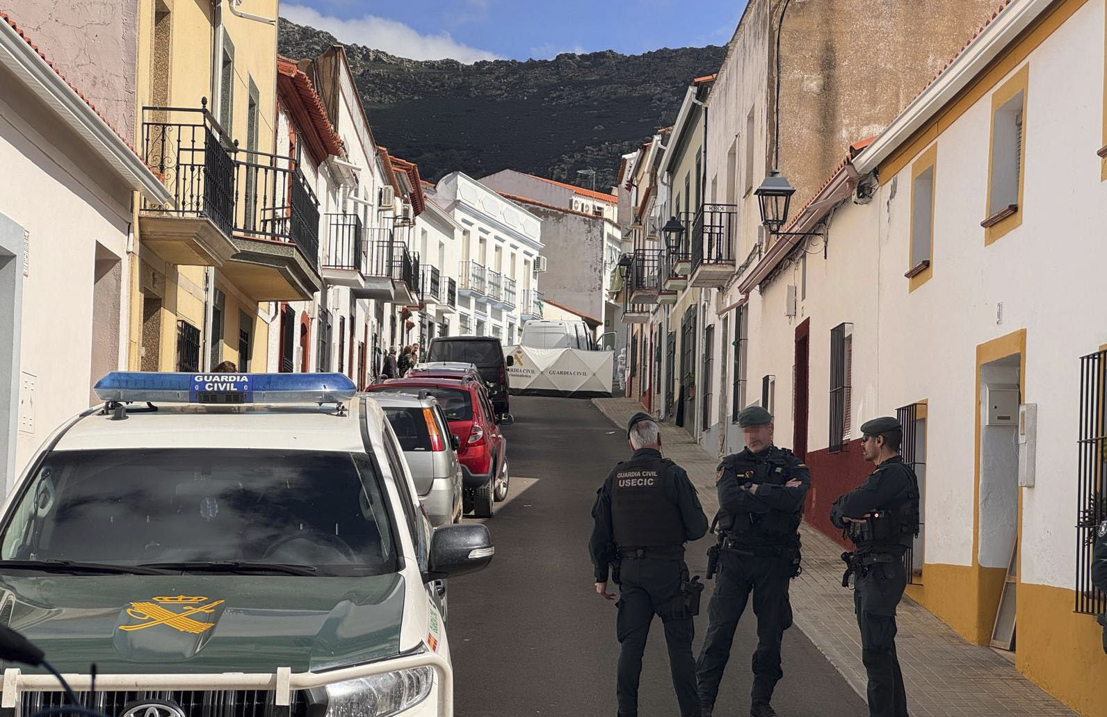 Agentes de la Guardia Civil, en Hornachos (Badajoz).