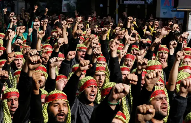 La muerte de Alí, Hasan y Husayn dio origen al concepto chiita del martirio.Procesión de hombres libaneses durante la marcha dedicada a Ashura, que conmemora el asesinato del imán Husein, nieto del profeta Mahoma, en la batalla de Karbala en el siglo VII, el 14 de noviembre de 2013 en la capital libanesa, Beirut.