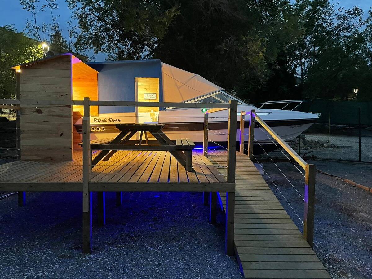 Foto: El camping con ‘glamping’, bungalows e incluso casas-barco. (Camping Fonts de l'Algar)