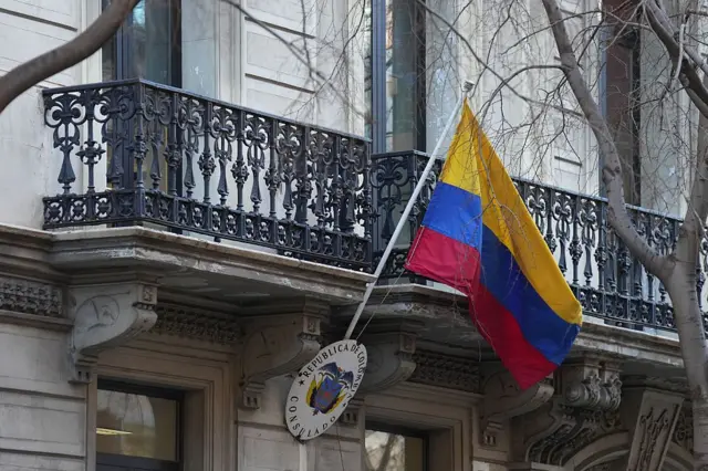 Bandera de Colombia en el consulado de Barcelona.