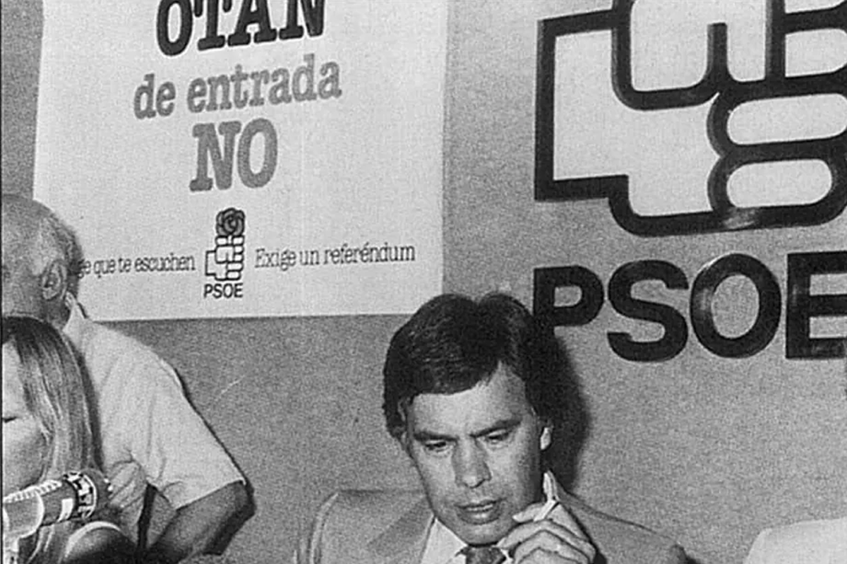 Felipe González, en la campaña de 1982, junto a un cartel contrario a la entrada de España en la OTAN.