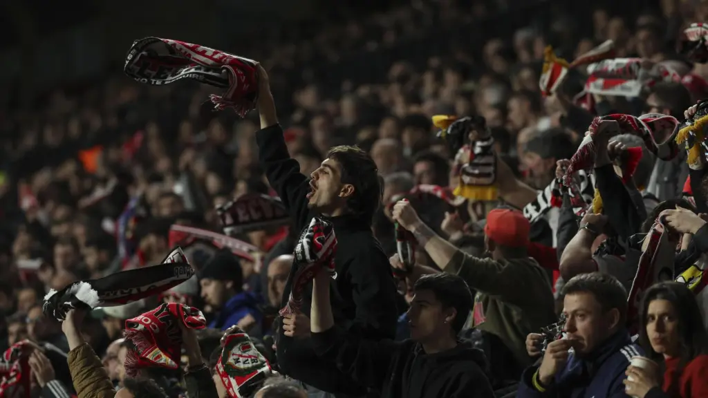 Aficionados del Rayo Vallecano, en la grada de Vallecas.