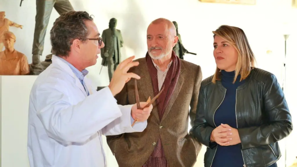 Arturo Pérez-Reverte, junto a la alcaldesa Noelia Arroyo y el escultor Salvador Amaya