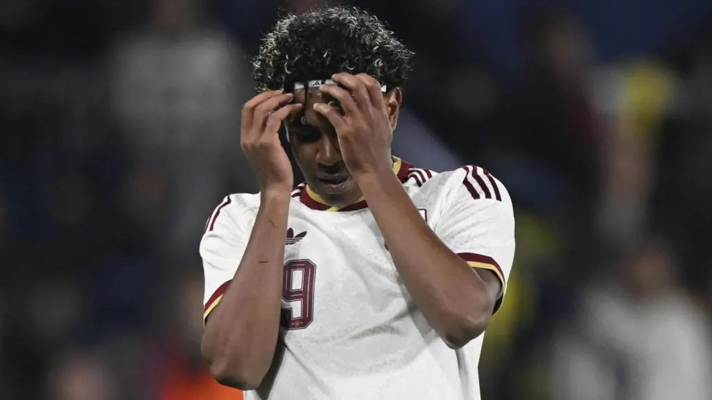 Lamine Yamal se lamenta en el partido con España.