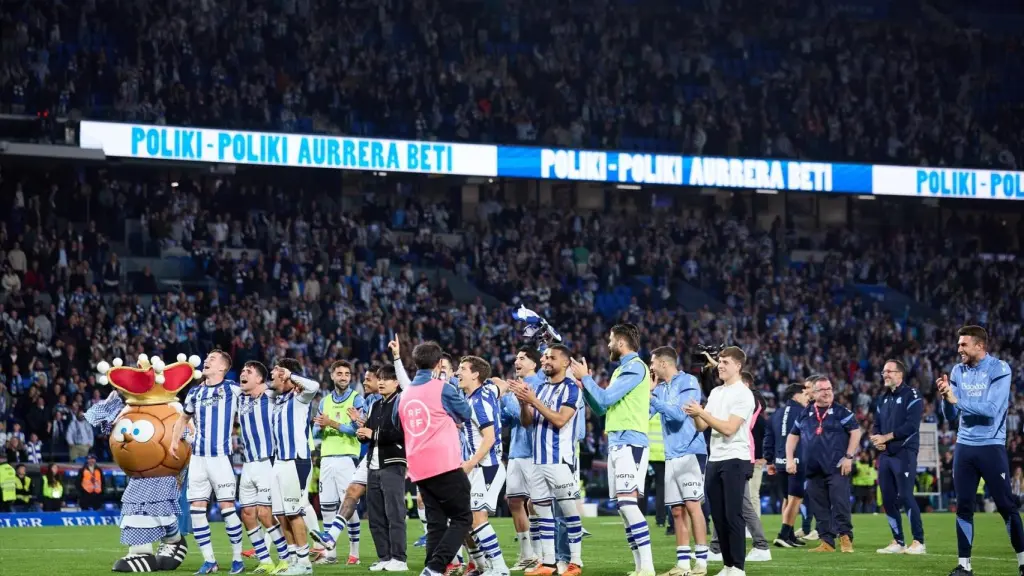 Los jugadores de la Real Sociedad celebrando el pase a la final de Copa.