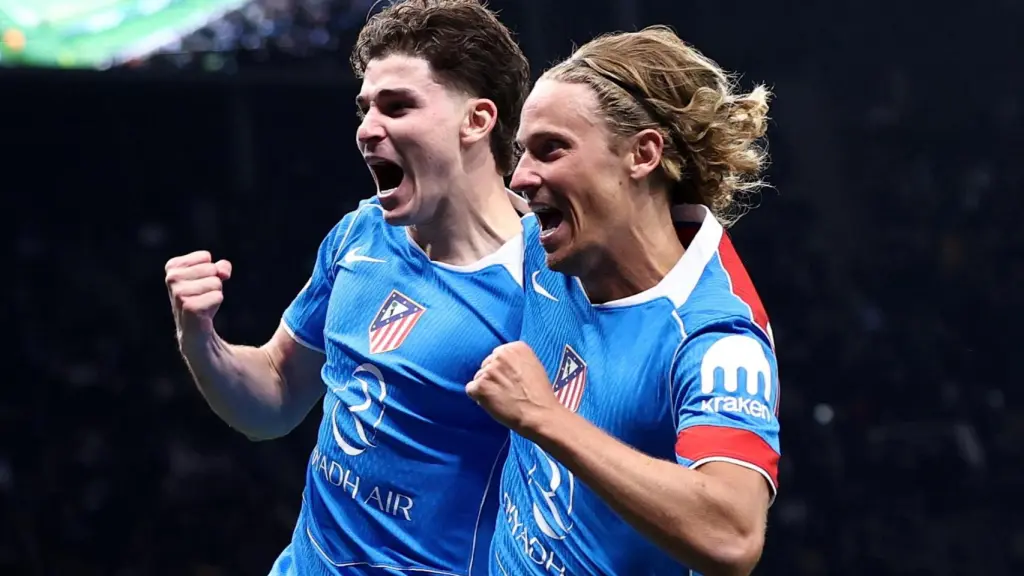 Llorente y Julián Álvarez celebran uno de los goles en el partido ante el Tottenham.