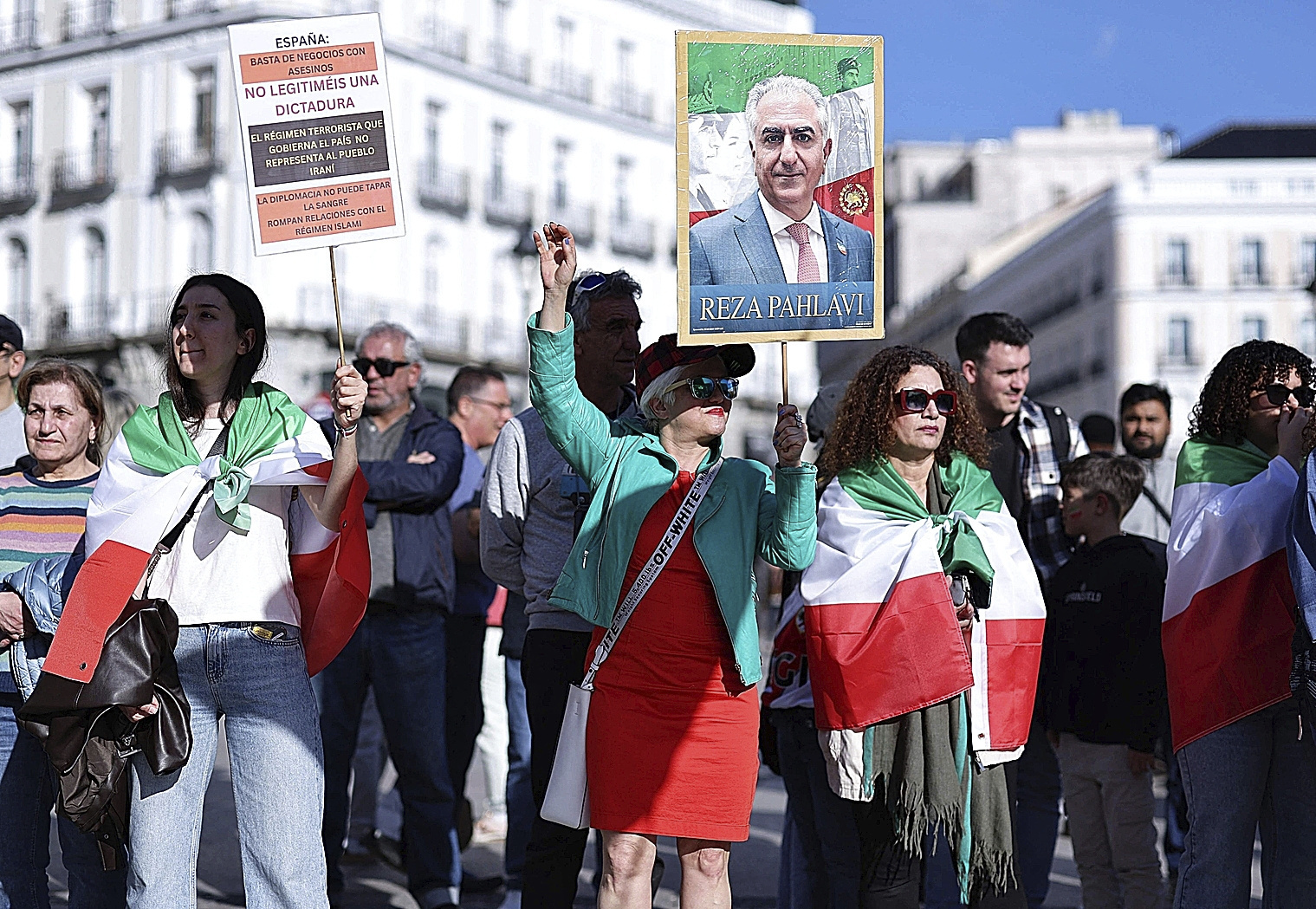 Iraníes manifestándose el sábado pasado en la Puerta del Sol de Madrid y portando una fotografía del hijo del sha.