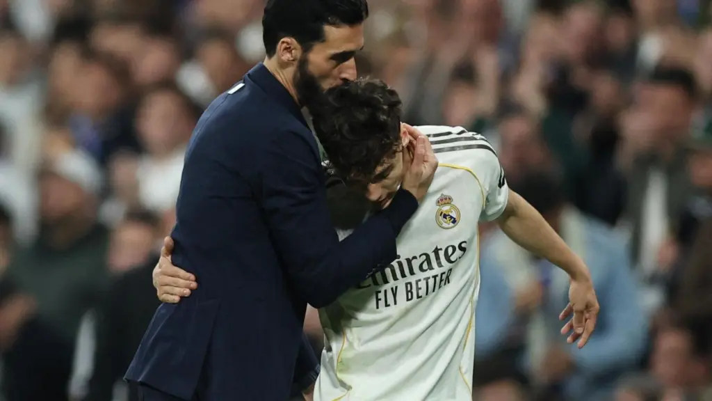 Arbeloa abrazando a Thiago Pitarch