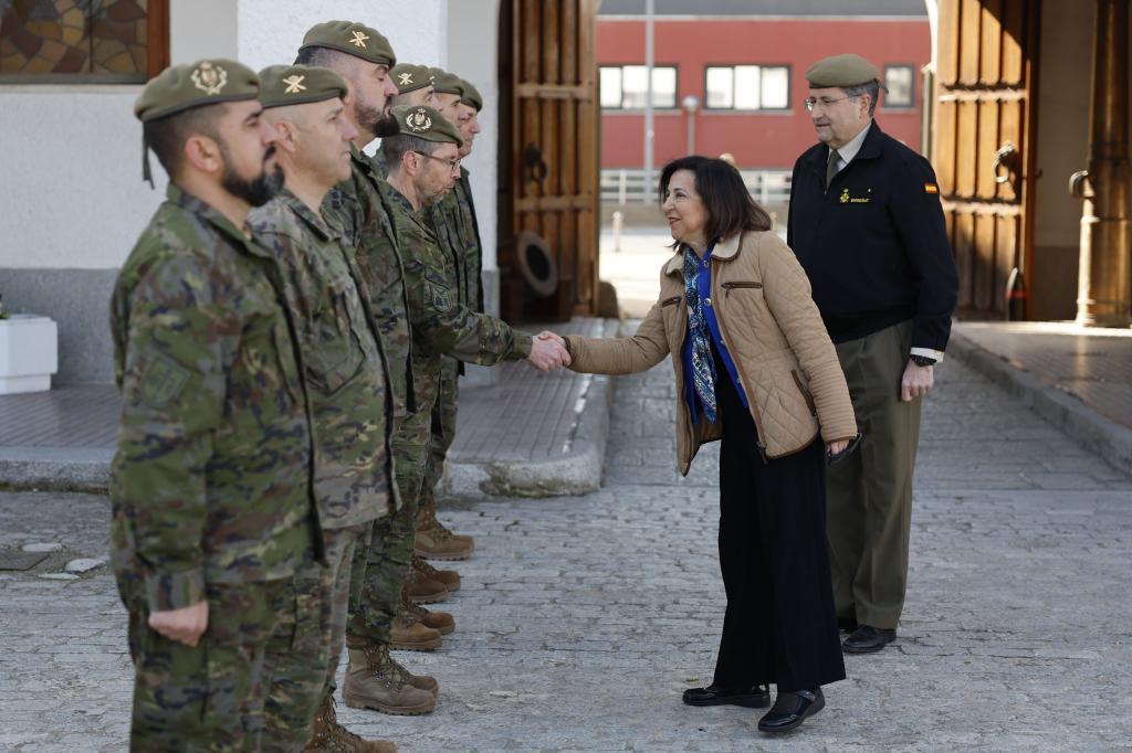 La ministra de Defensa, Margarita Robles, saluda a varios militares durante una visita del Mando de Artillería Antiaérea