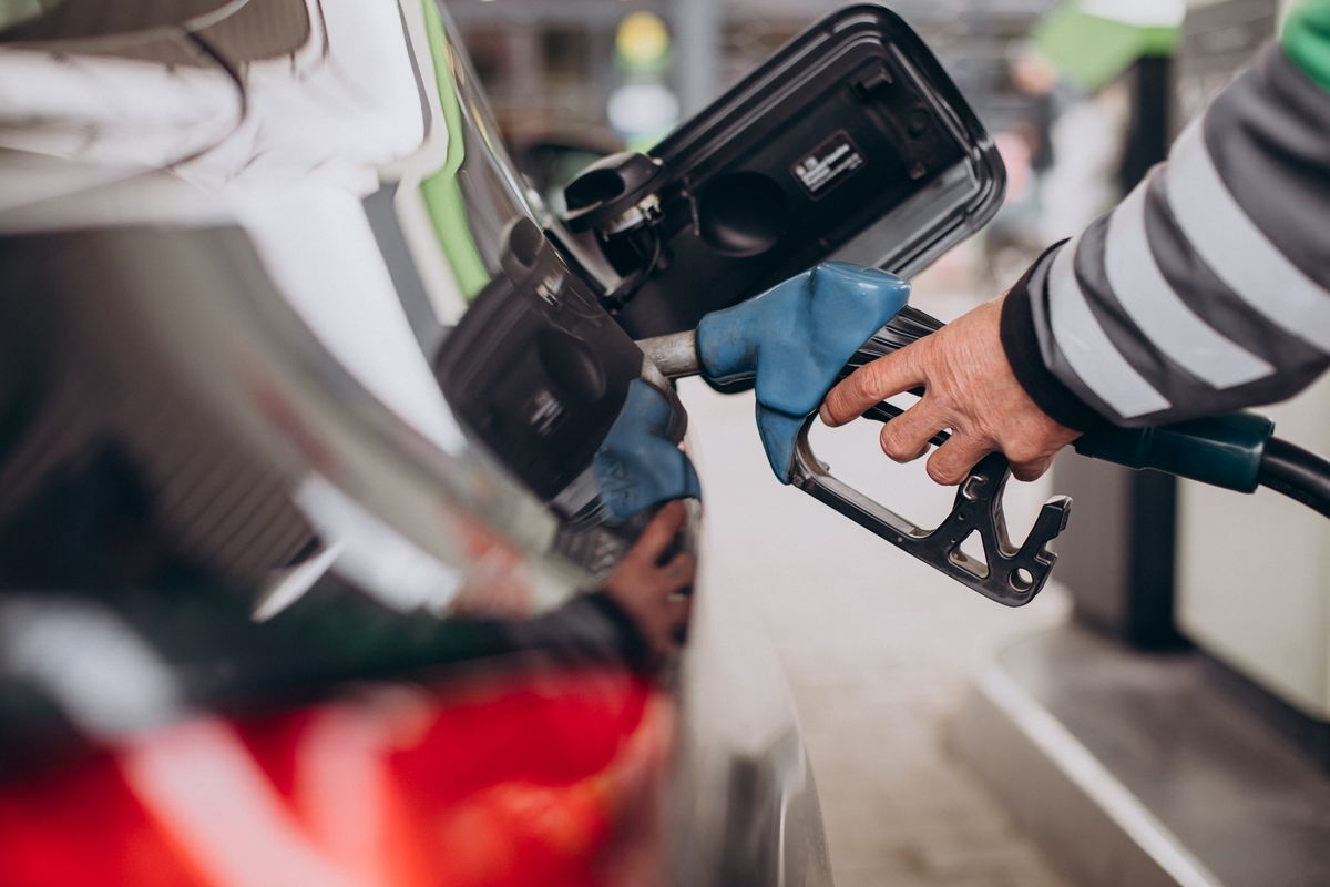 Un coche repostando gasolina. (Freepik)