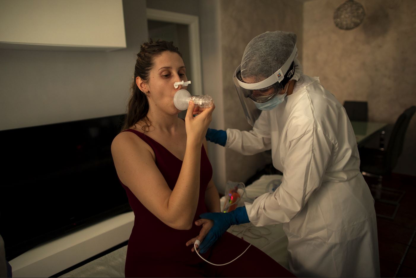 Foto: Una profesional realiza una medición de la saturación de oxígeno en sangre y una espirometría a una paciente en Madrid. (Pablo Blázquez Domínguez/Getty Images)