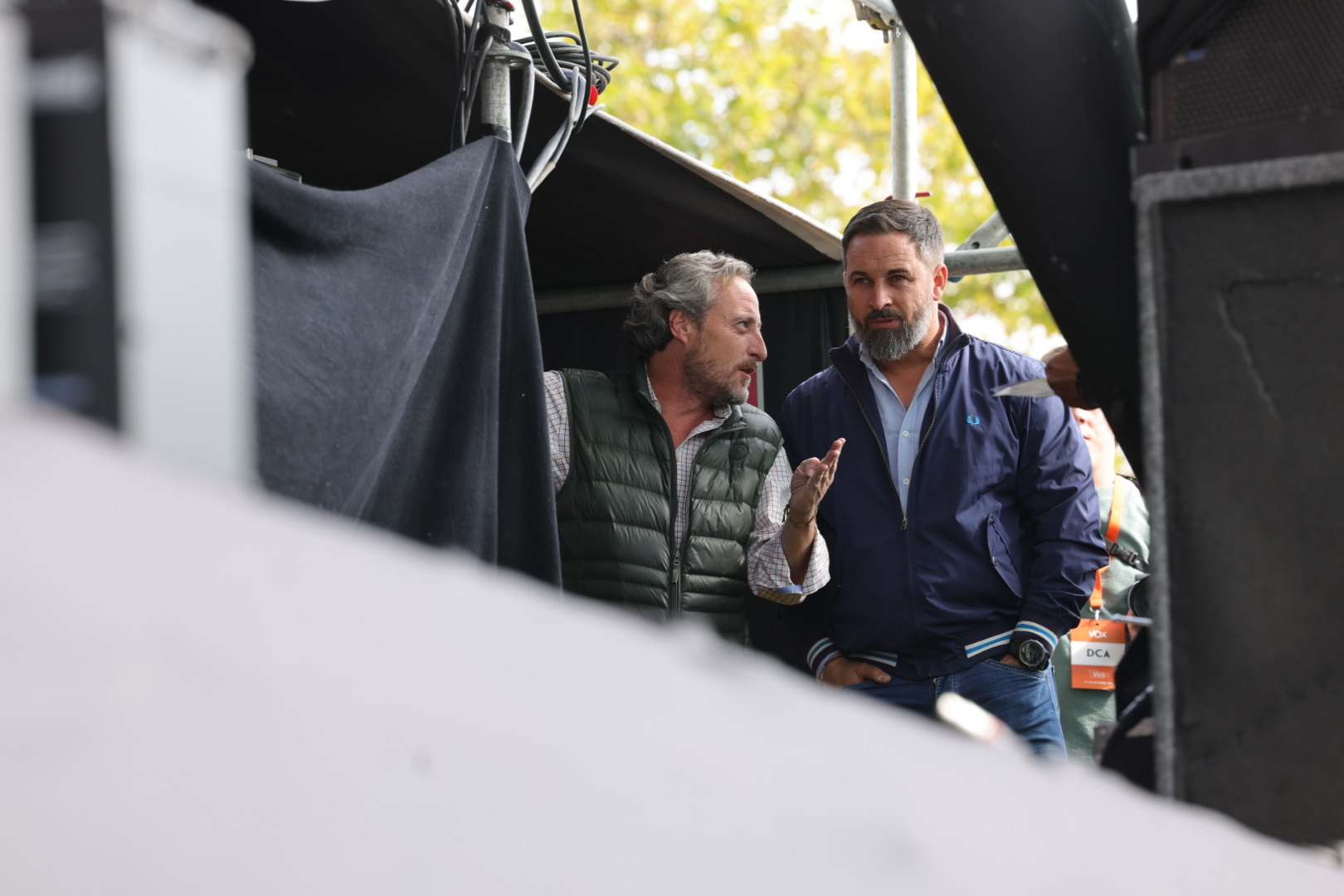 Kiko Méndez-Monasterio junto a Santiago Abascal, durante un evento de Vox