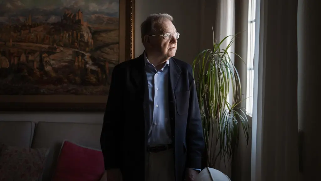 El general Ballesteros, en el salón de su casa.