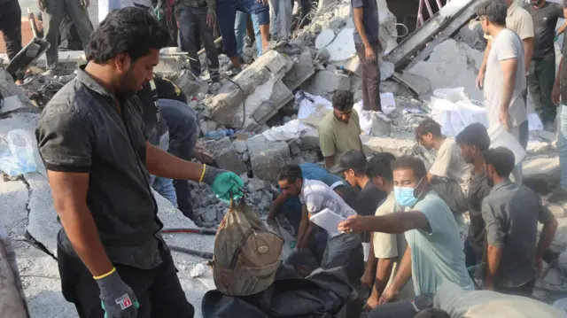 Personas y equipos de rescate trabajan entre los escombros tras un ataque israelí contra una escuela en Minab, Irán, el 28 de febrero de 2026