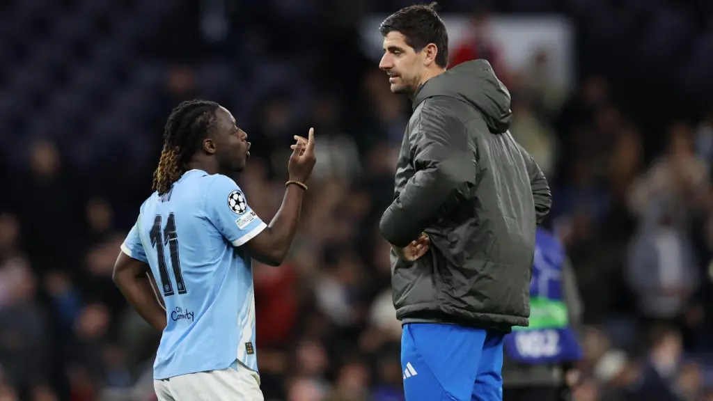 Courtois charla con Doku después del partido entre el Real Madrid y el Manchester City.