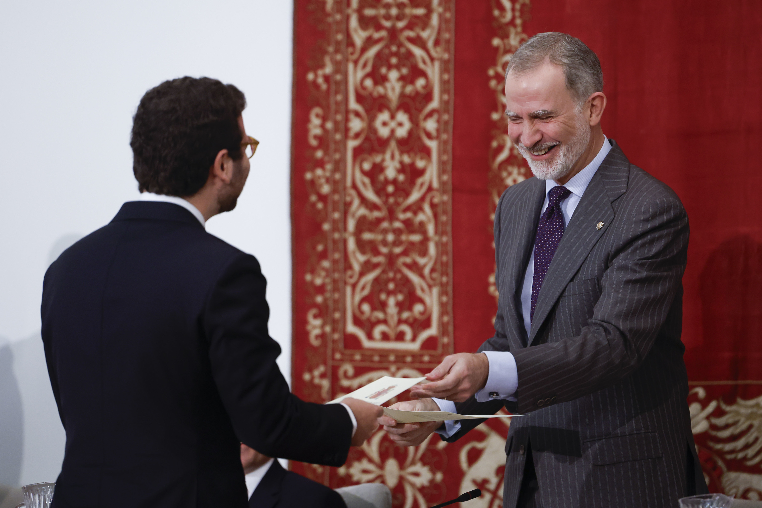 Felipe VI entrega el diploma a uno de los nuevos secretarios