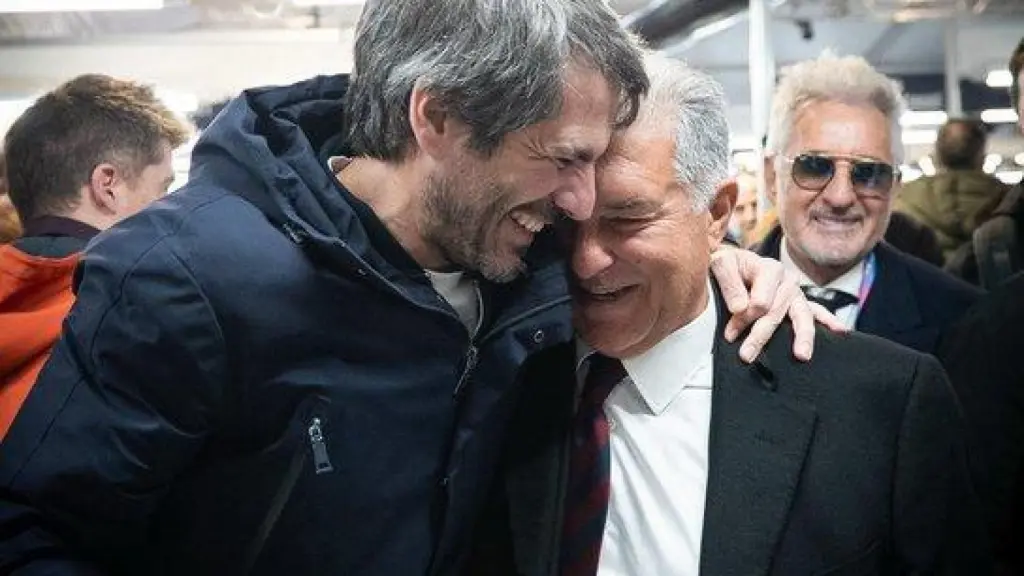 Urtasun se abraza con Laporta.