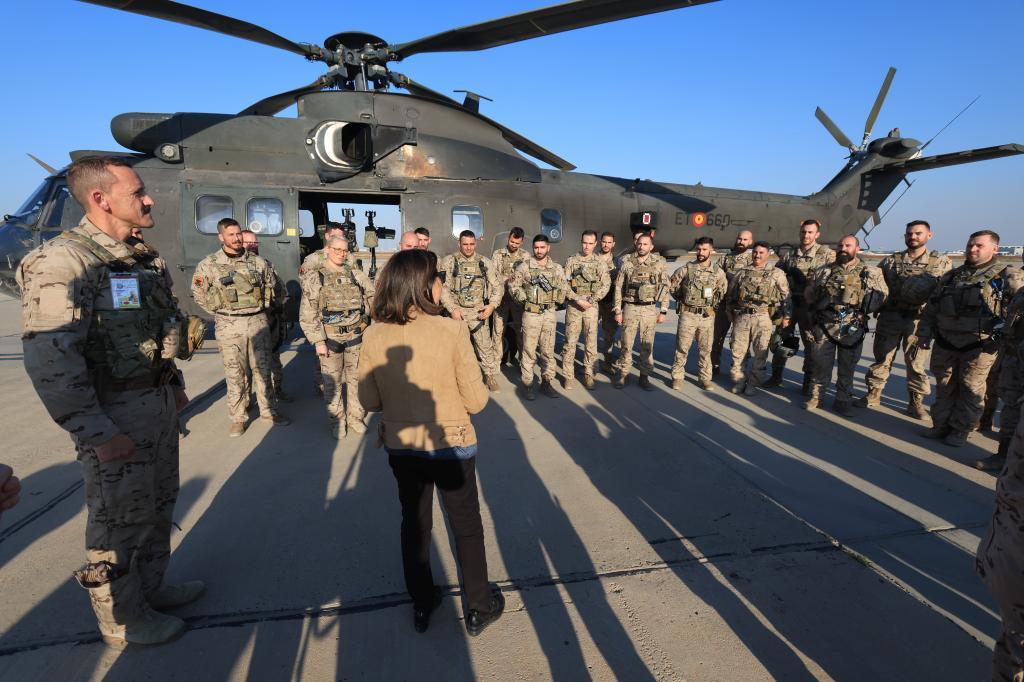 Margarita Robles, durante una visita a las tropas españolas en Irak en febrero de 2024.