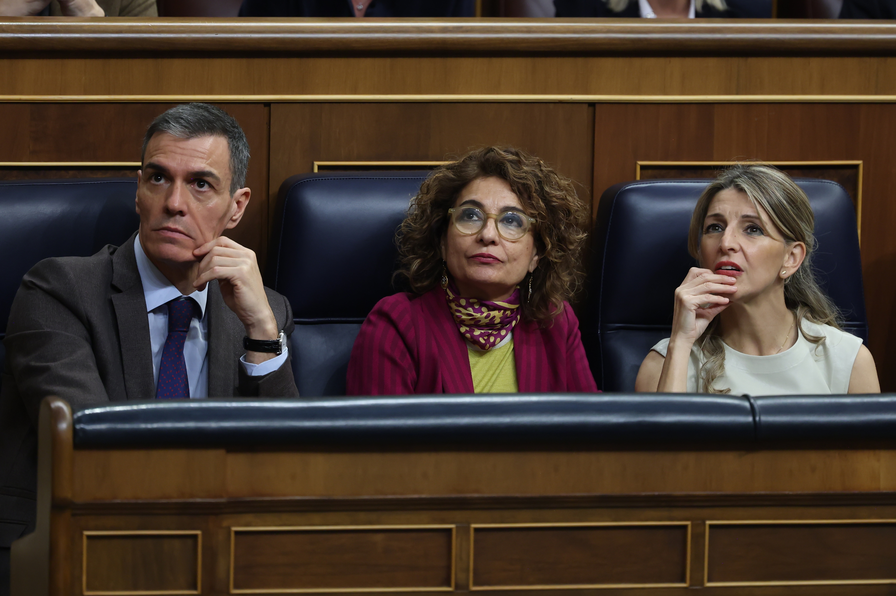 Pedro Sánchez, con las vicepresidentas del Gobierno, María Jesús Montero, y Yolanda Díaz, en el Congreso.