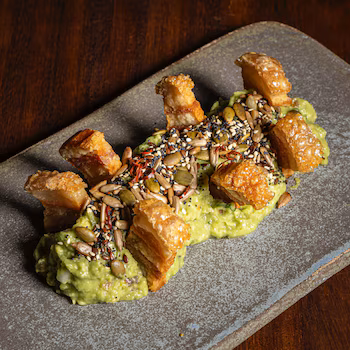 Guacamole con chicharrón de Barracuda