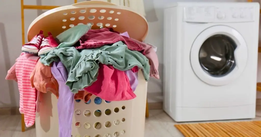 Cestas de lavandería con olor: el truco del bicarbonato de sodio en 2 minutos