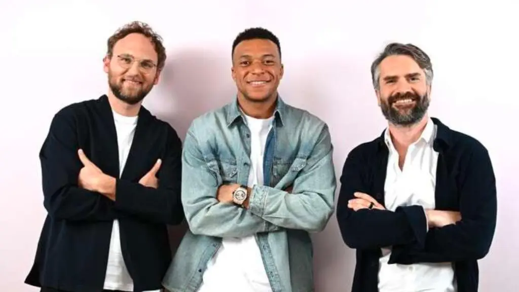Mbappé y la imagen oficial de su incorporación al equipo Alan