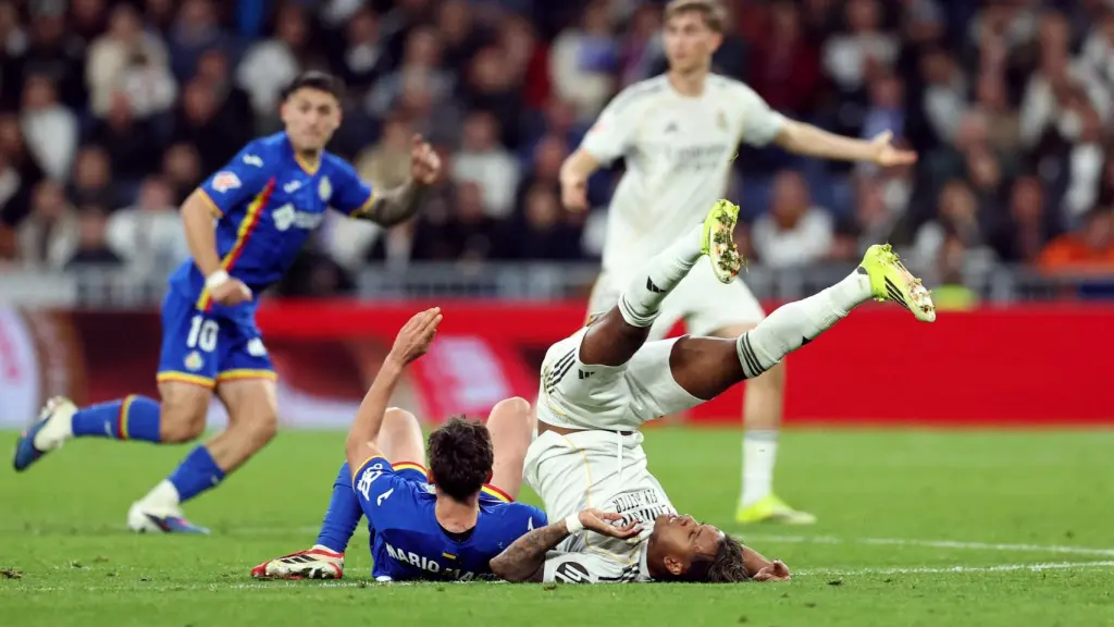 Una caída de Rodrygo frente a un jugador del Getafe durante el partido de este lunes