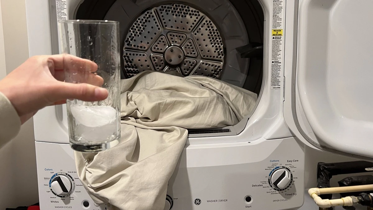 ¿Congelar tus arrugas? El truco de 3 cubos de hielo en la secadora que revoluciona tu ropa - image 1