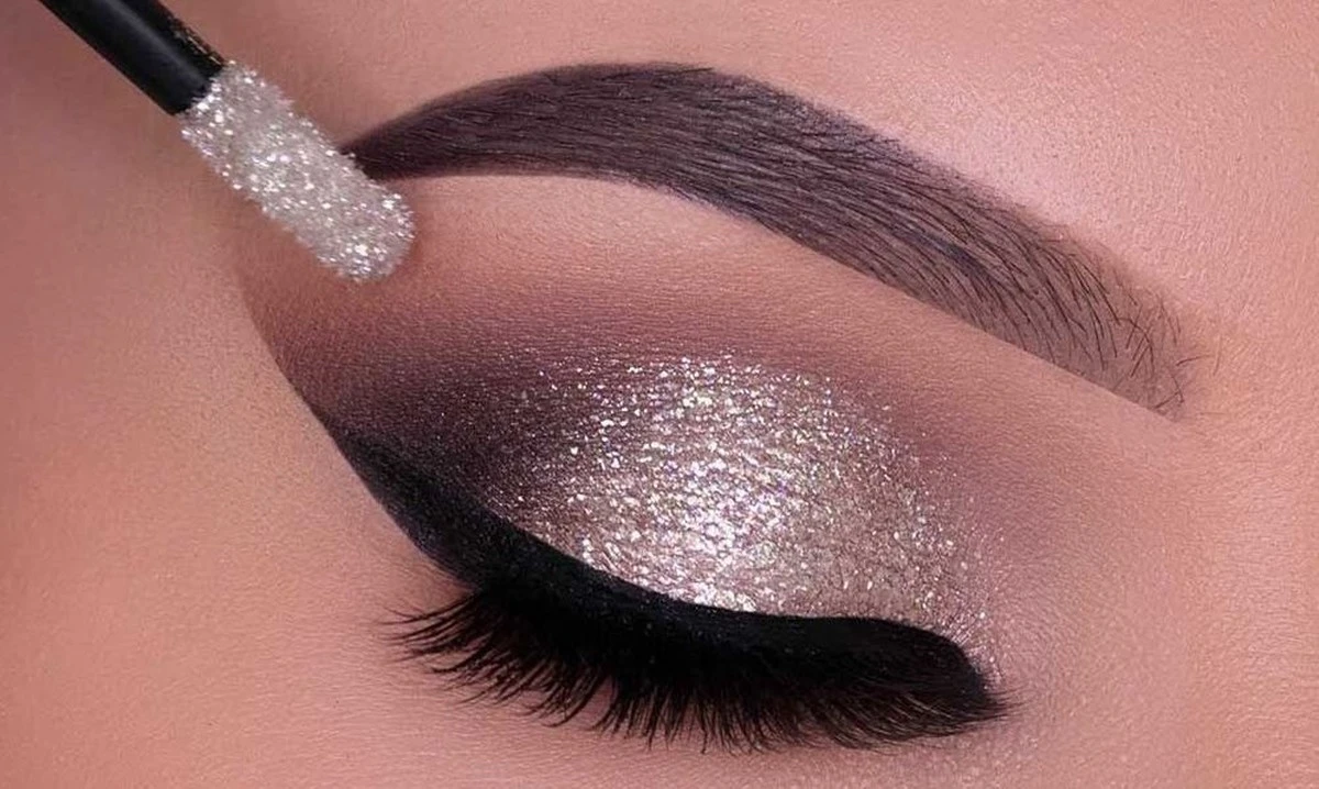 ¿Cuánto cuesta un maquillador profesional para tu evento en 2026? Guía de precios y trucos para ahorrar - image 1