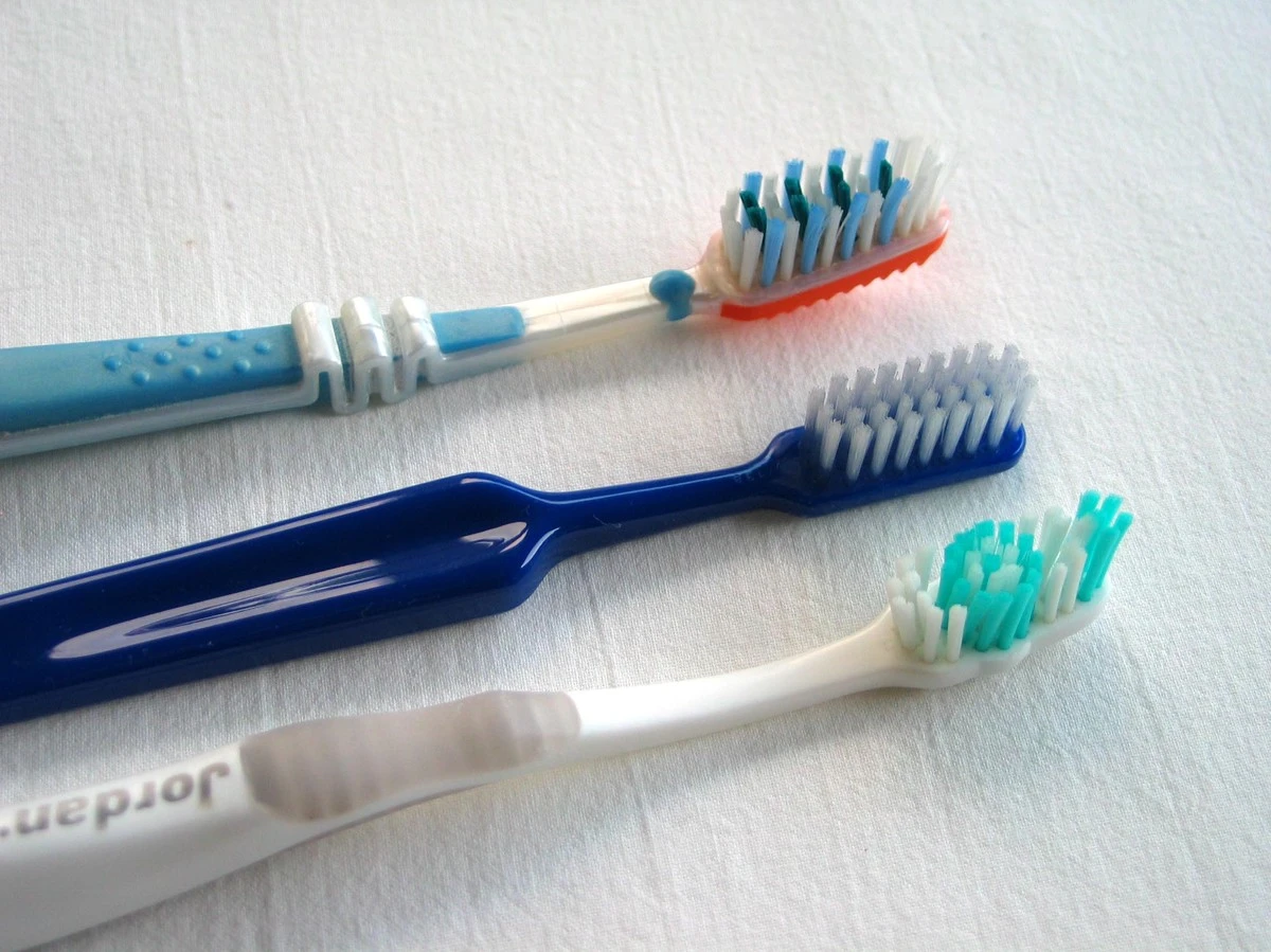 Cuánto tiempo debes cepillarte los dientes para no dañar tu esmalte - image 1