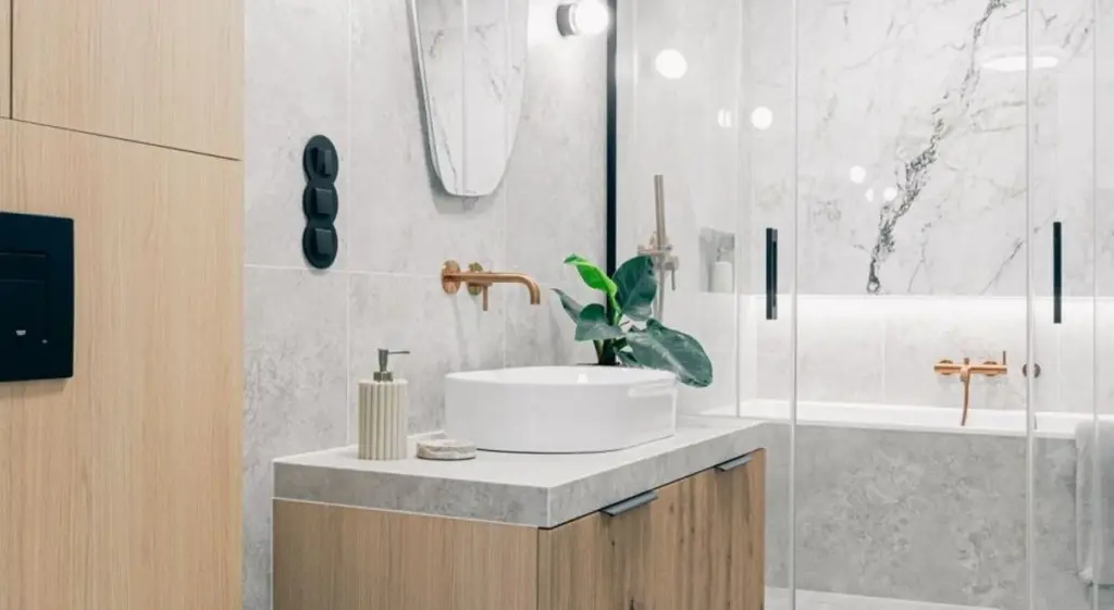 Cuarto de baño: 7 trucos de arquitectura de interiores para ampliarlo sin obras