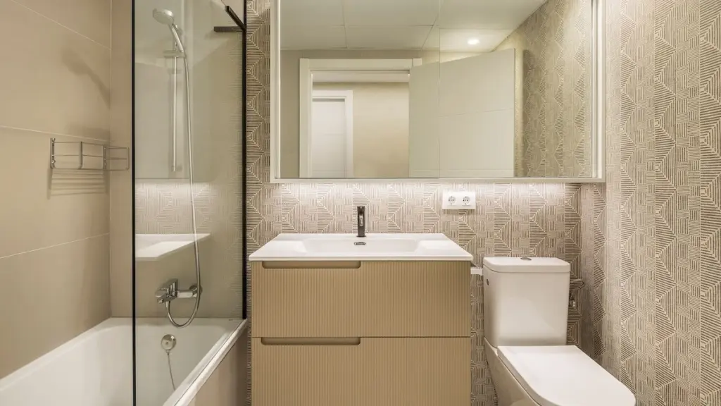 Cuarto de baño pequeño: 7 trucos de interiorismo para duplicar el espacio