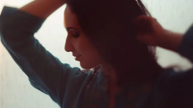 Mujer que se agarra el cabello.