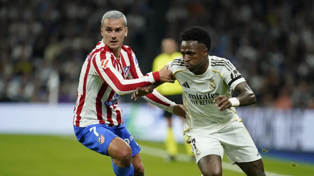 Antoine Griezmann, en un lance con Vinicius durante el derbi