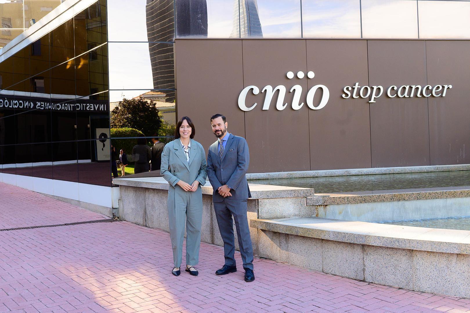 La ministra de Ciencia, Diana Morant, y el futuro director científico del Centro Nacional de Investigaciones Oncológicas (CNIO), Raúl Rabadán, en noviembre pasado.