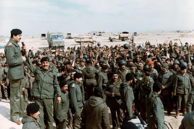 Saddam Hussein arenga a sus tropas durante la guerra entre Irán e Irak.