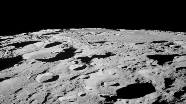 Imágenes detalladas de los cráteres de impacto en la superficie lunar.