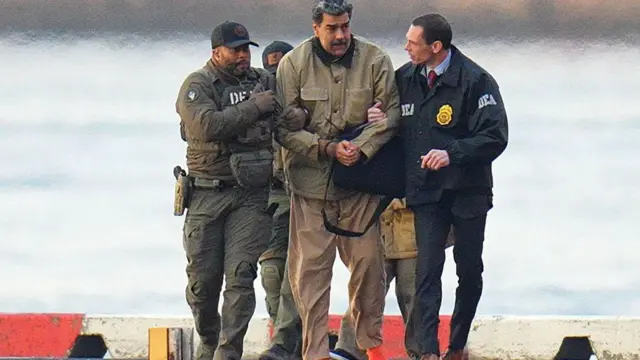 Nicolás Maduro es llevado por agentes de la DEA.