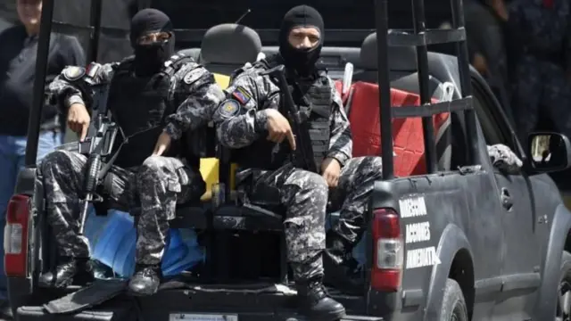 Dos militares del Sebin en una patrulla en Caracas