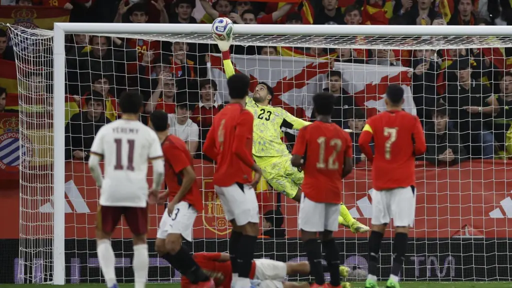 El larguero y Shobeir evitan el gol de falta de Grimaldo.