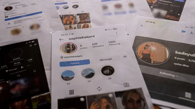 Siete copias impresas en tamaño A4 de capturas de pantalla de las cuentas falsas de Sophie Kadare, dispuestas sobre una mesa. La imagen principal, en el centro, muestra la cuenta de Instagram, que tiene 22.000 seguidores y ocho publicaciones, repleta de imágenes de Sasha.