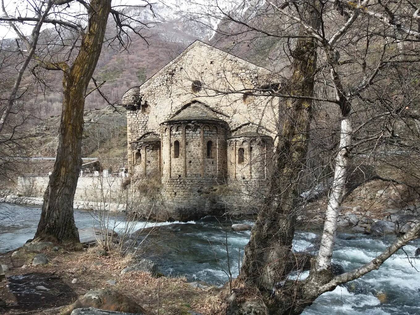 Foto: Construcción románica levantada a finales del siglo XI sobre los restos de un antiguo monasterio benedictino, situada junto al río Noguera Pallaresa. (Google)