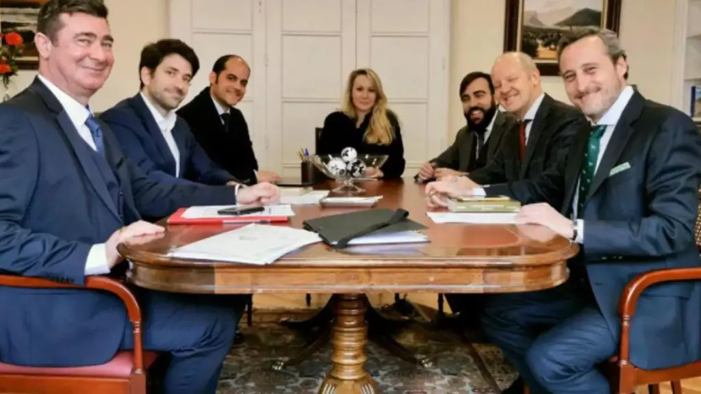 Gabriel Ariza Rossy (segundo por la izquierda), Marion Maréchal (centro) y Kiko Méndez-Monasterio (derecha), en la firma del acuerdo para poner en marcha el ISSEP en España.