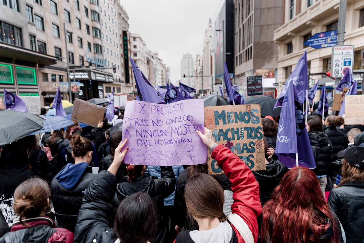 Varias personas con carteles durante