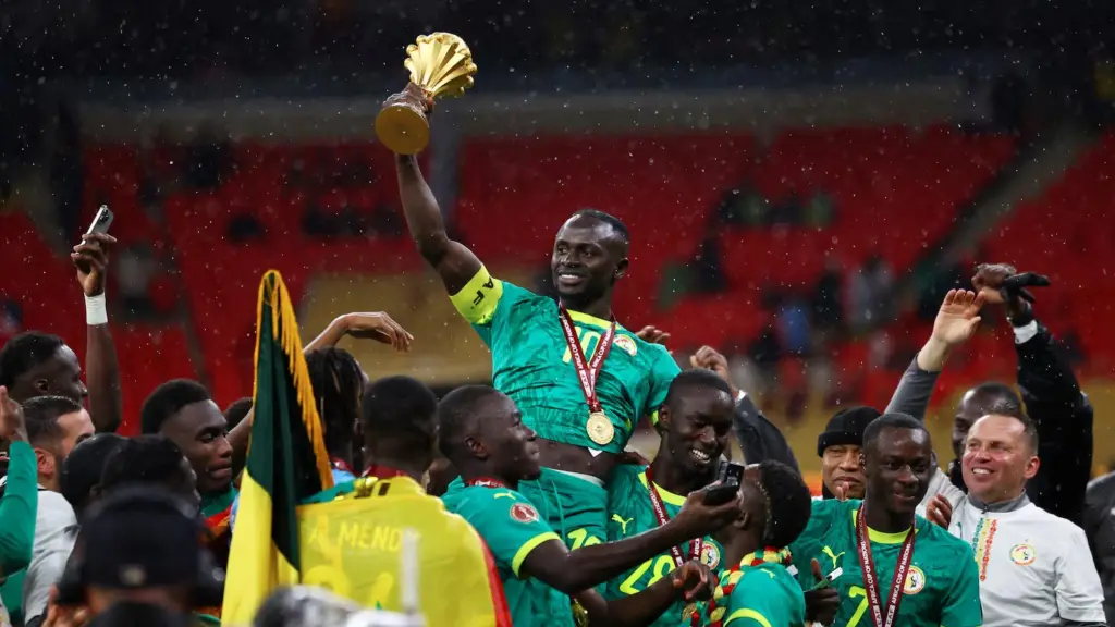 Sadio Mané, levantando el trofeo de la Copa África conquistada por Senegal