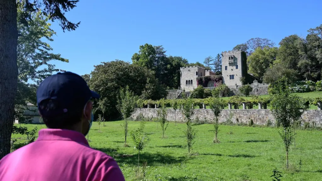 Un hombre observa la fachada del Pazo de Meirás